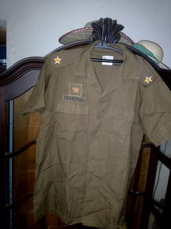 ANGOLA BUSH WAR SADF FIELD DRESS SHIRT WITH LIEUTENANT EPAULETS SIZE LARGE 1984 ISSUE WITH NAME TAG