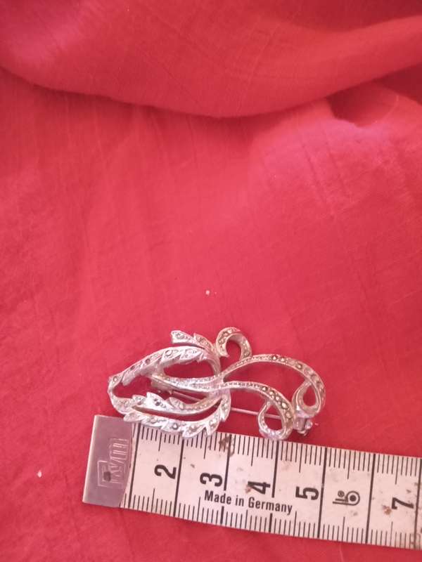 VINTAGE BROOCH WITH FINE DETAIL