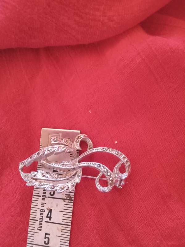 VINTAGE BROOCH WITH FINE DETAIL