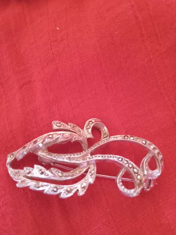 VINTAGE BROOCH WITH FINE DETAIL