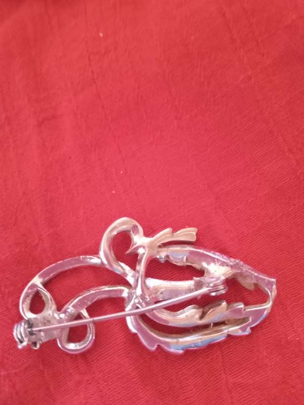 VINTAGE BROOCH WITH FINE DETAIL