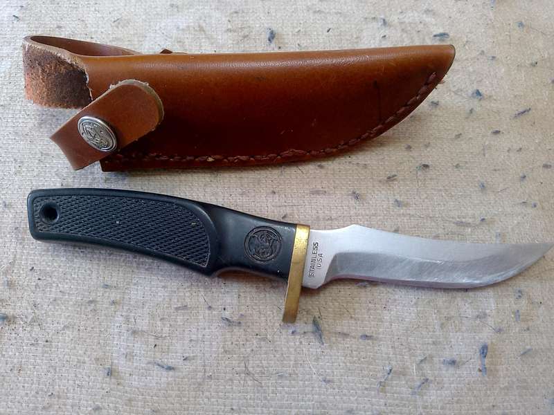 SMITH AND WESSON HUNTING KNIFE WITH GENUINE LEATHER SHEATH
