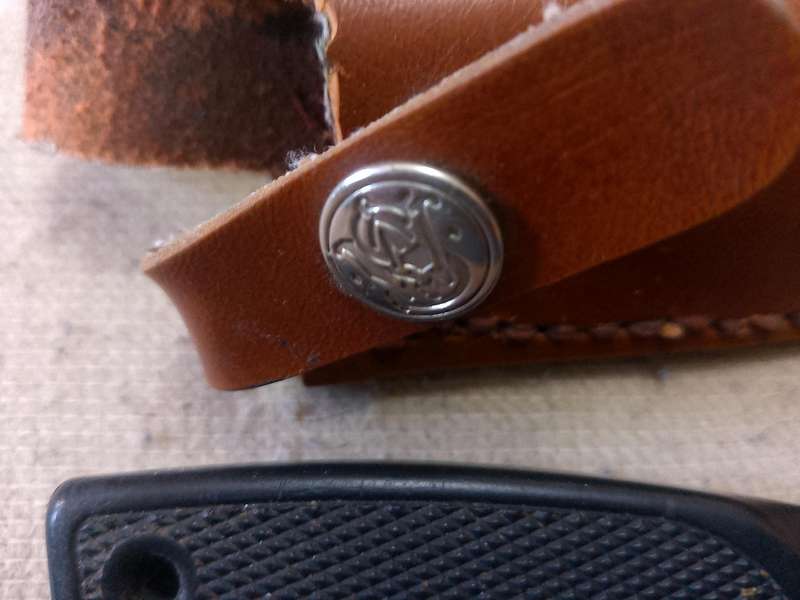 SMITH AND WESSON HUNTING KNIFE WITH GENUINE LEATHER SHEATH