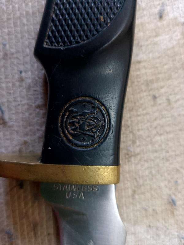 SMITH AND WESSON HUNTING KNIFE WITH GENUINE LEATHER SHEATH