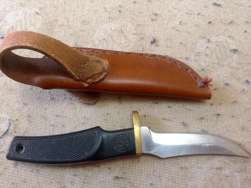 SMITH AND WESSON HUNTING KNIFE WITH GENUINE LEATHER SHEATH