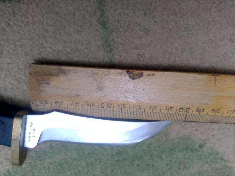 SMITH AND WESSON HUNTING KNIFE WITH GENUINE LEATHER SHEATH