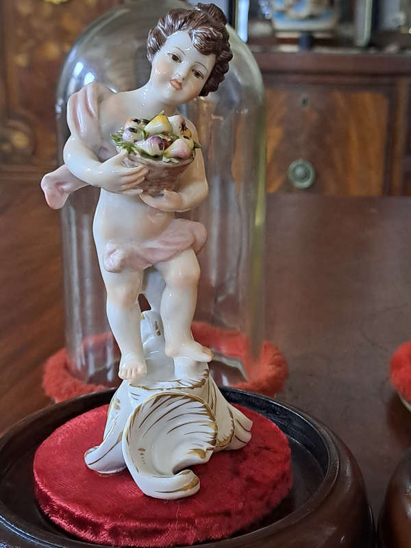 Beautiful pair glass dome  Capodimonte San Marco figurines. Great condition , no visible damage.