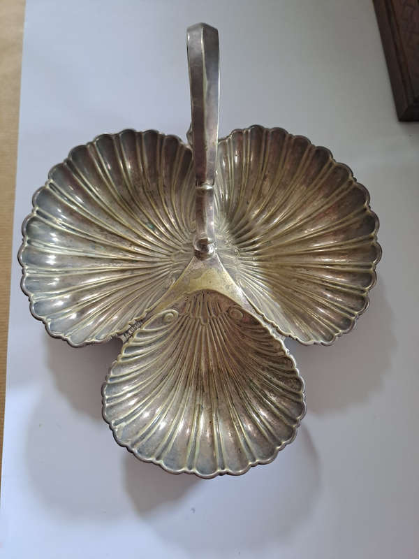 Silver EPNS Hallmarked 3 clam Medium dish. Uncleaned