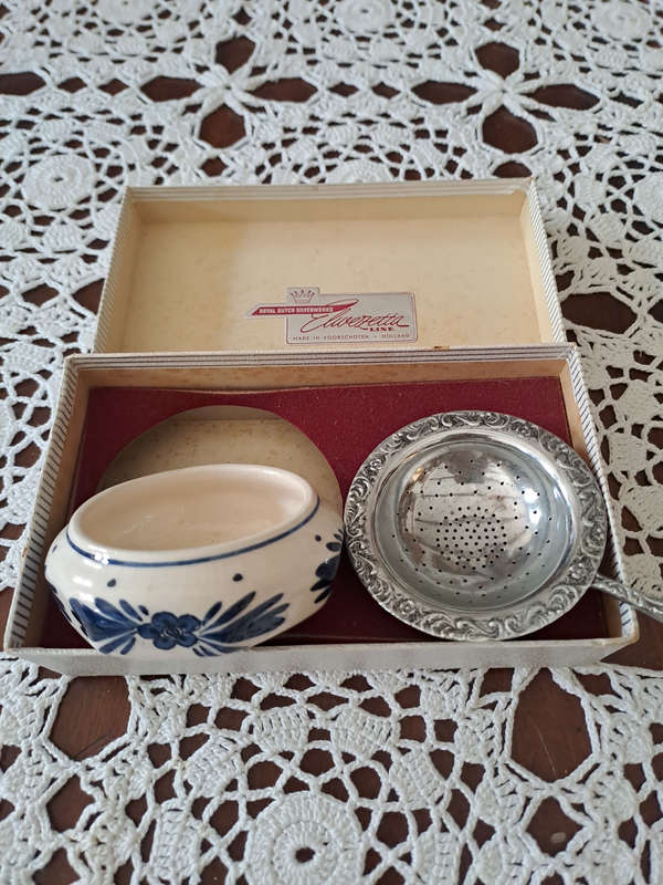 Delft Tea strainer in original box nice gift unused Royal Dutch Silver works