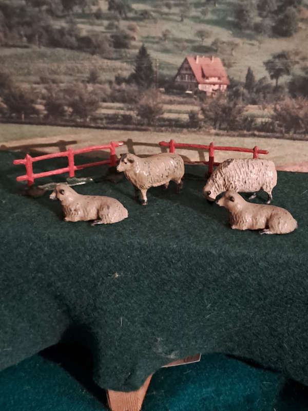 BRITAIN'S LEAD FARM SHEEP AND FENCE 1930'S ENGLAND