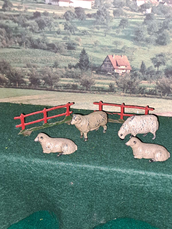 BRITAIN'S LEAD FARM SHEEP AND FENCE 1930'S ENGLAND