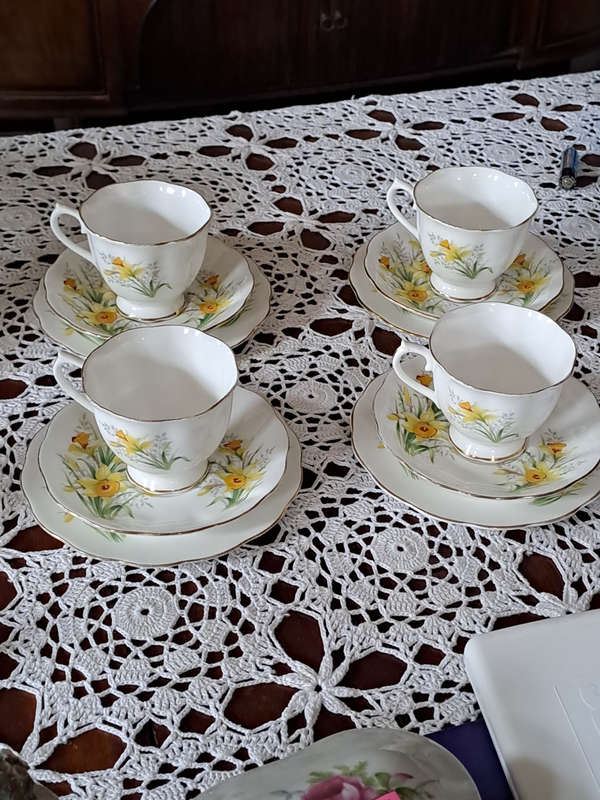 rare set of 4  Royal Albert trio Friendship series Daffodil beautiful