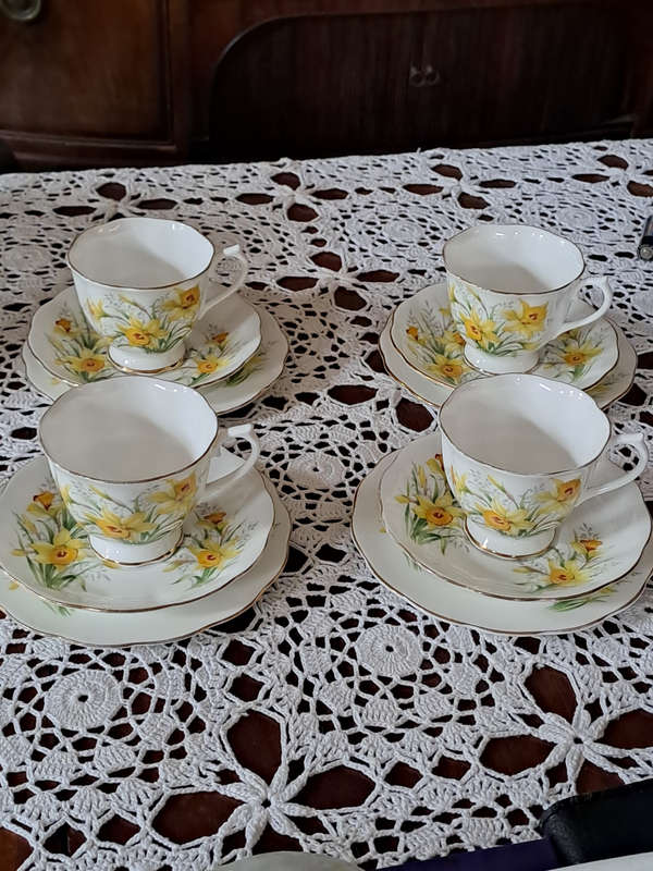 rare set of 4  Royal Albert trio Friendship series Daffodil beautiful