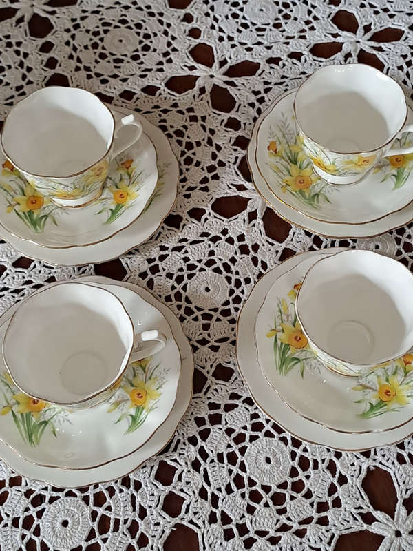 rare set of 4  Royal Albert trio Friendship series Daffodil beautiful