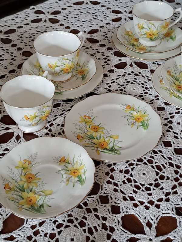 rare set of 4  Royal Albert trio Friendship series Daffodil beautiful