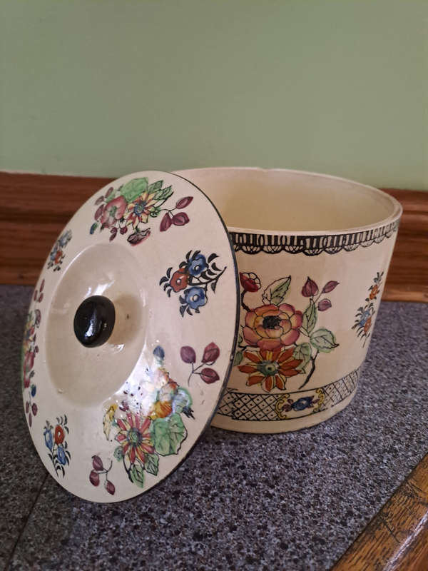 Beautiful vintage large biscuit barel