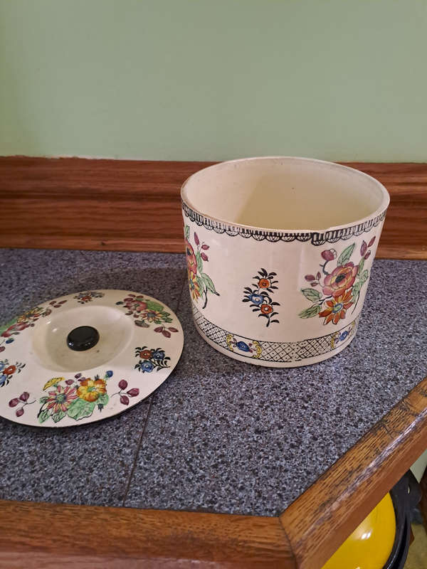 Beautiful vintage large biscuit barel