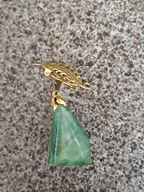 stunning Malachite and plated gold brooch