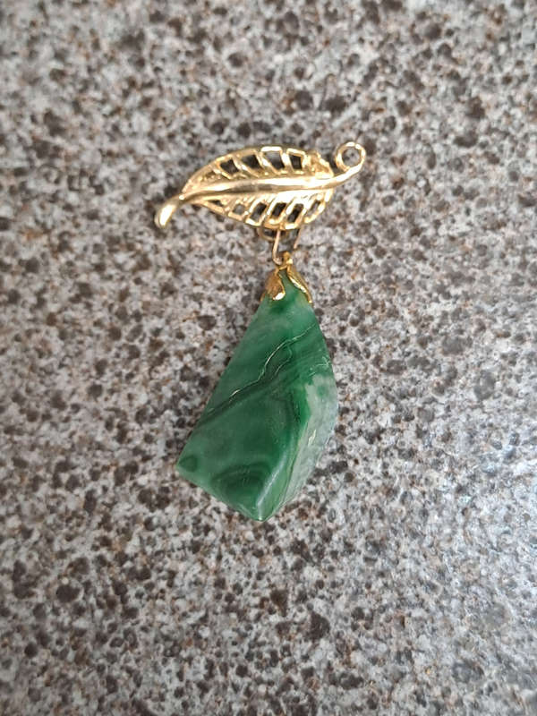stunning Malachite and plated gold brooch