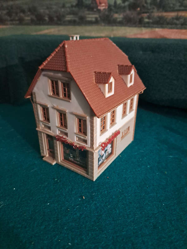 HO Building with record shop and other