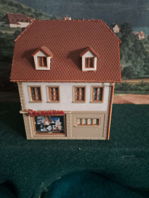 HO Building with record shop and other
