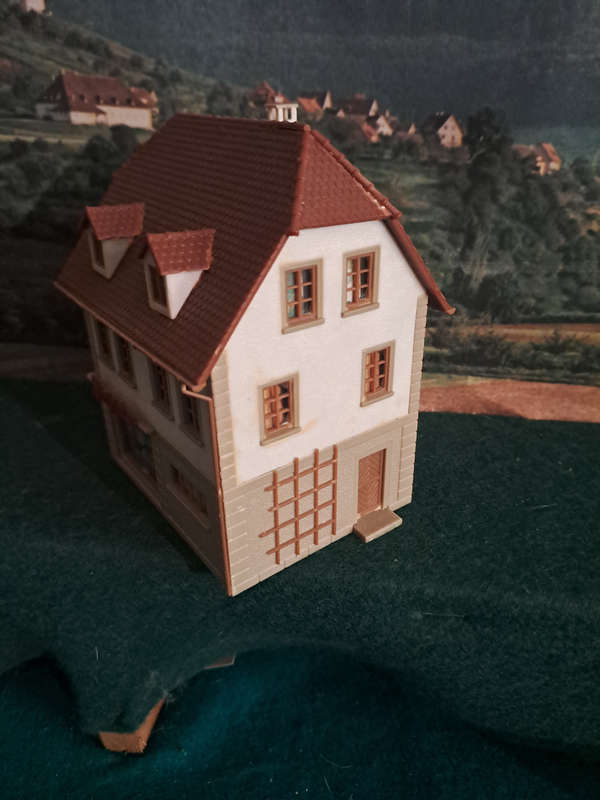 HO Building with record shop and other