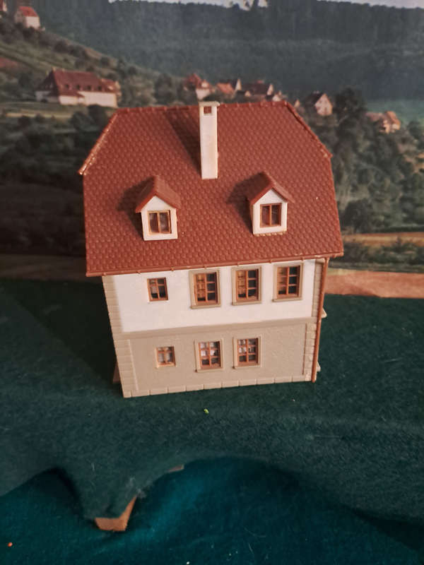 HO Building with record shop and other