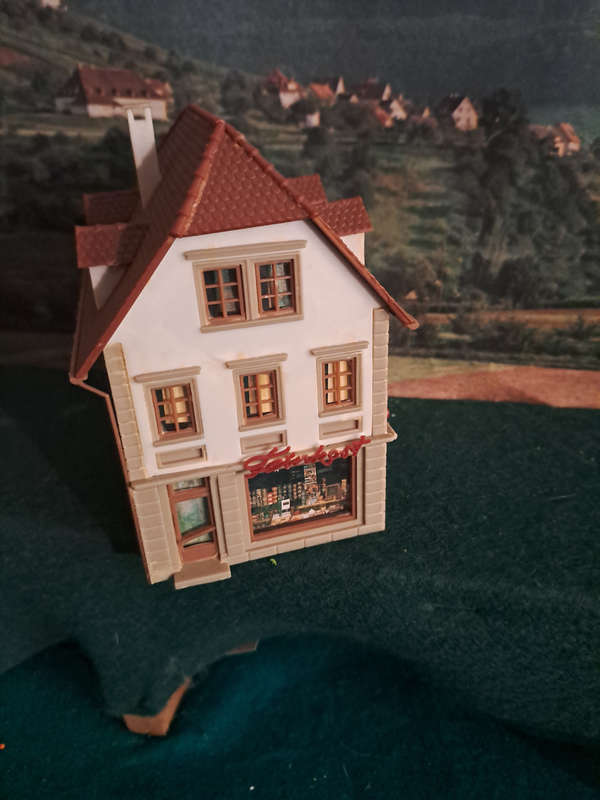 HO Building with record shop and other
