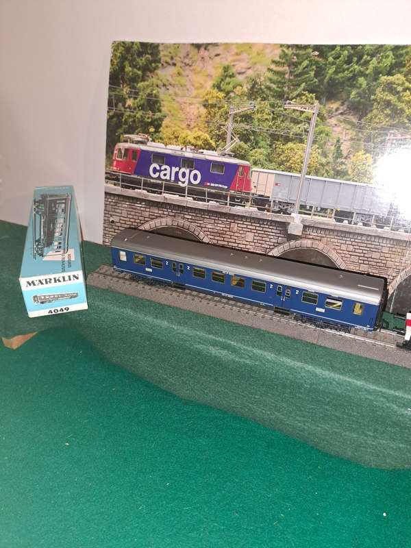 Marklin HO 4049 passenger coach cl 2 with lights IOP excellent condition