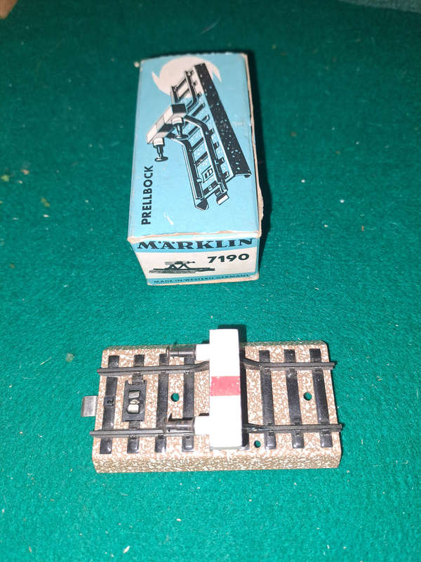 Marklin Ho 7190 rail end bumpers slight use in box