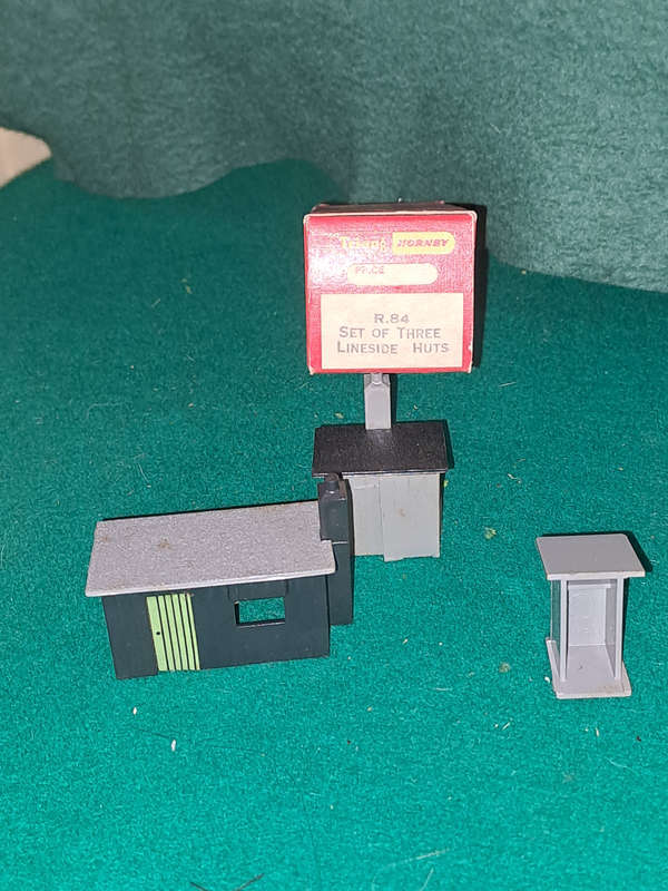 Tri-ang R.84 set of 3 line side huts new