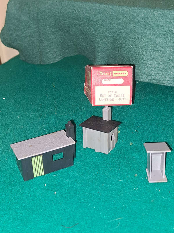 Tri-ang R.84 set of 3 line side huts new
