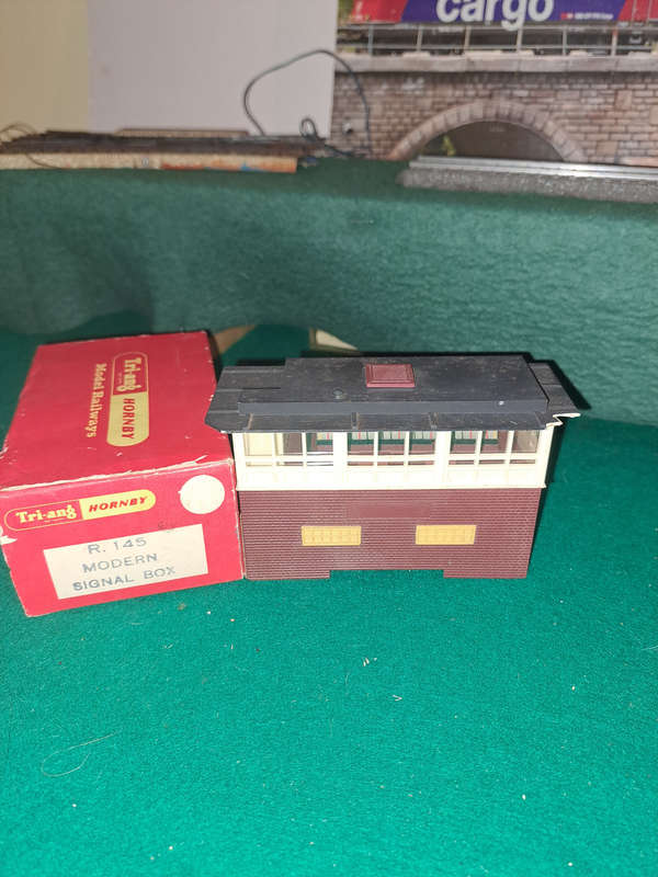 Tri-ang R.145 modern signal box HO
