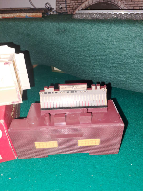 Tri-ang R.145 modern signal box HO