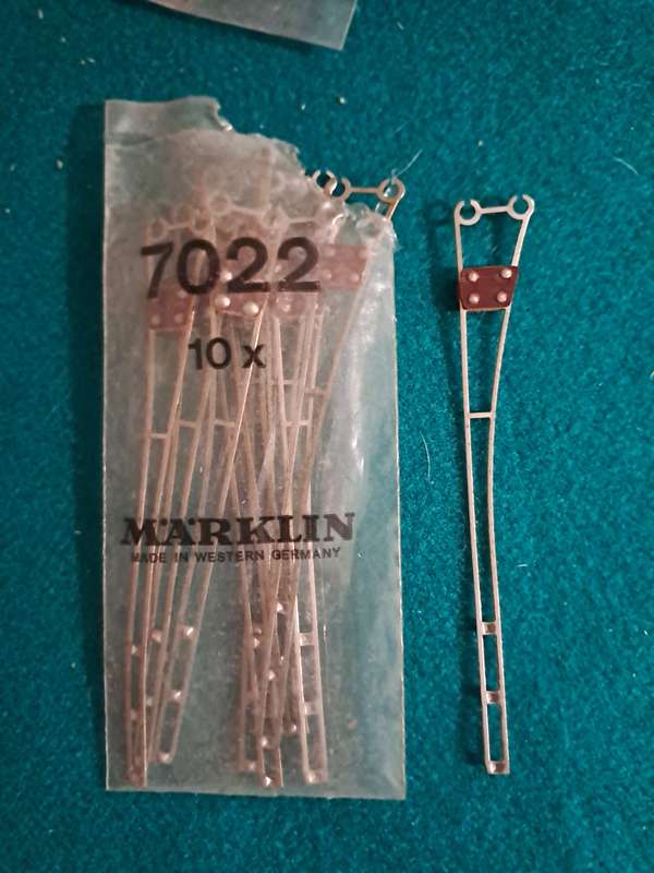 Marklin catenary insulated 7022  10pce