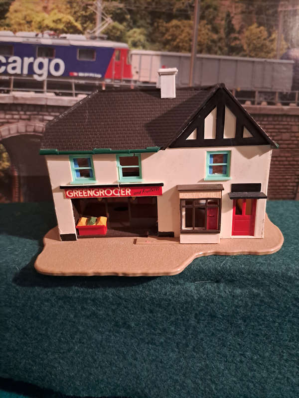 HO building green grocer and post office