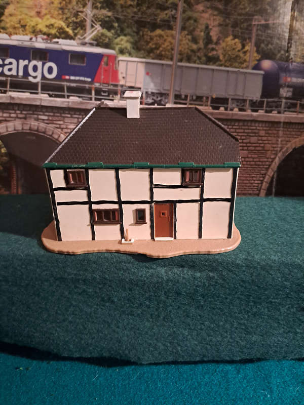 HO building green grocer and post office