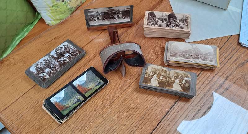 Antique Ptnd 1897 Underwood stereoscope with 90 stereoscopic photographs