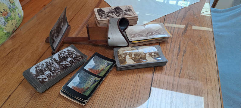 Antique Ptnd 1897 Underwood stereoscope with 90 stereoscopic photographs