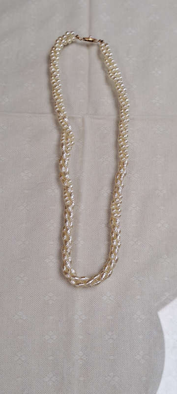 3 stand costume pearl vintage necklace very pretty