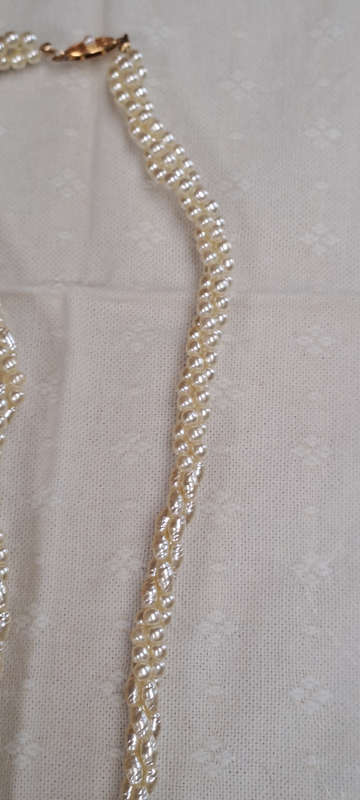 3 stand costume pearl vintage necklace very pretty