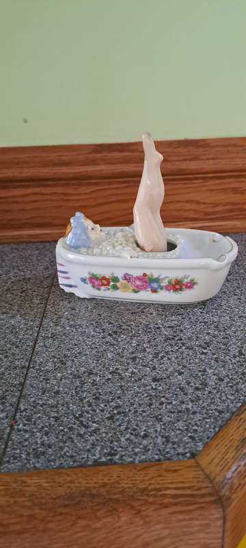 Naught Nelly VINTAGE CERAMIC ASHTRAY WITH NODDER. LADY IN BATHTUB WITH BUBBLES & ROCKING LEGS