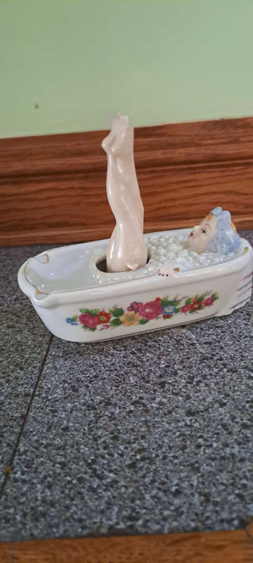 Naught Nelly VINTAGE CERAMIC ASHTRAY WITH NODDER. LADY IN BATHTUB WITH BUBBLES & ROCKING LEGS
