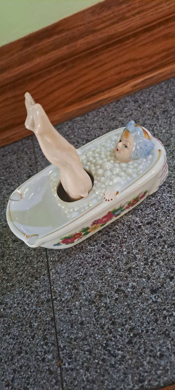 Naught Nelly VINTAGE CERAMIC ASHTRAY WITH NODDER. LADY IN BATHTUB WITH BUBBLES & ROCKING LEGS