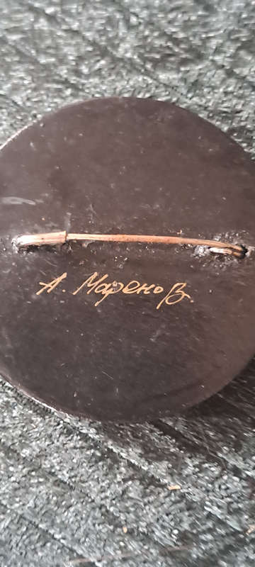 Vintage Russian hand pained and signed lacquered wood brooch BEAUTIFULL