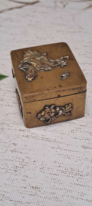 Antique Brass Japanese Snuff/stamp box/pill box Meiji Period Relief Decoration silver and gold rare