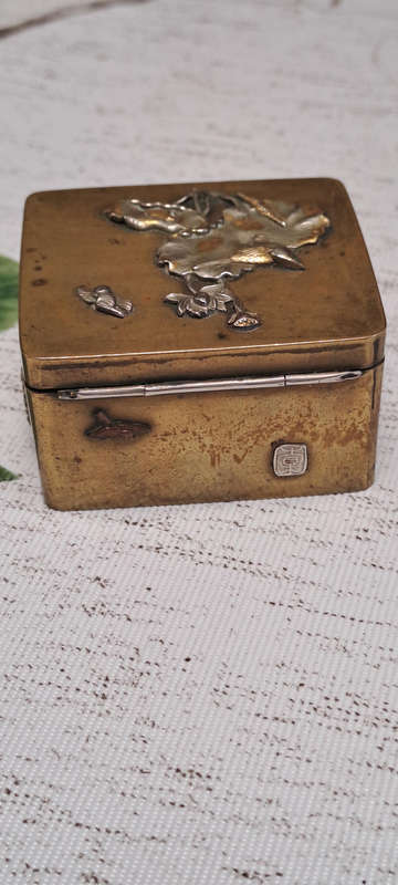 Antique Brass Japanese Snuff/stamp box/pill box Meiji Period Relief Decoration silver and gold rare