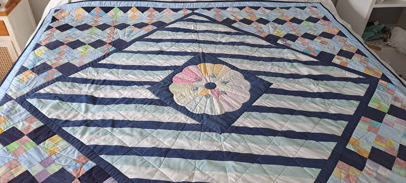 Large 174x174 reversible quilt beautiful