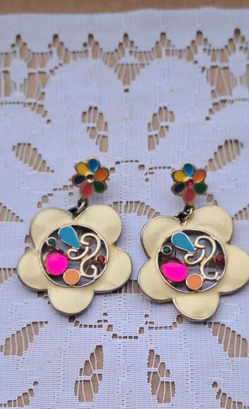 Stunning Vintage silver  toned and enamel flower earnings unusual