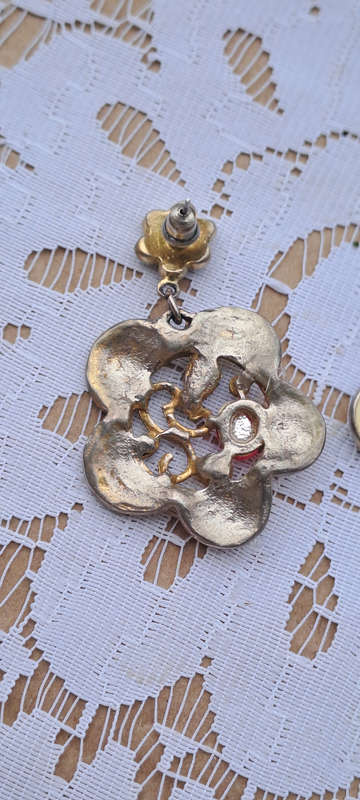 Stunning Vintage silver  toned and enamel flower earnings unusual